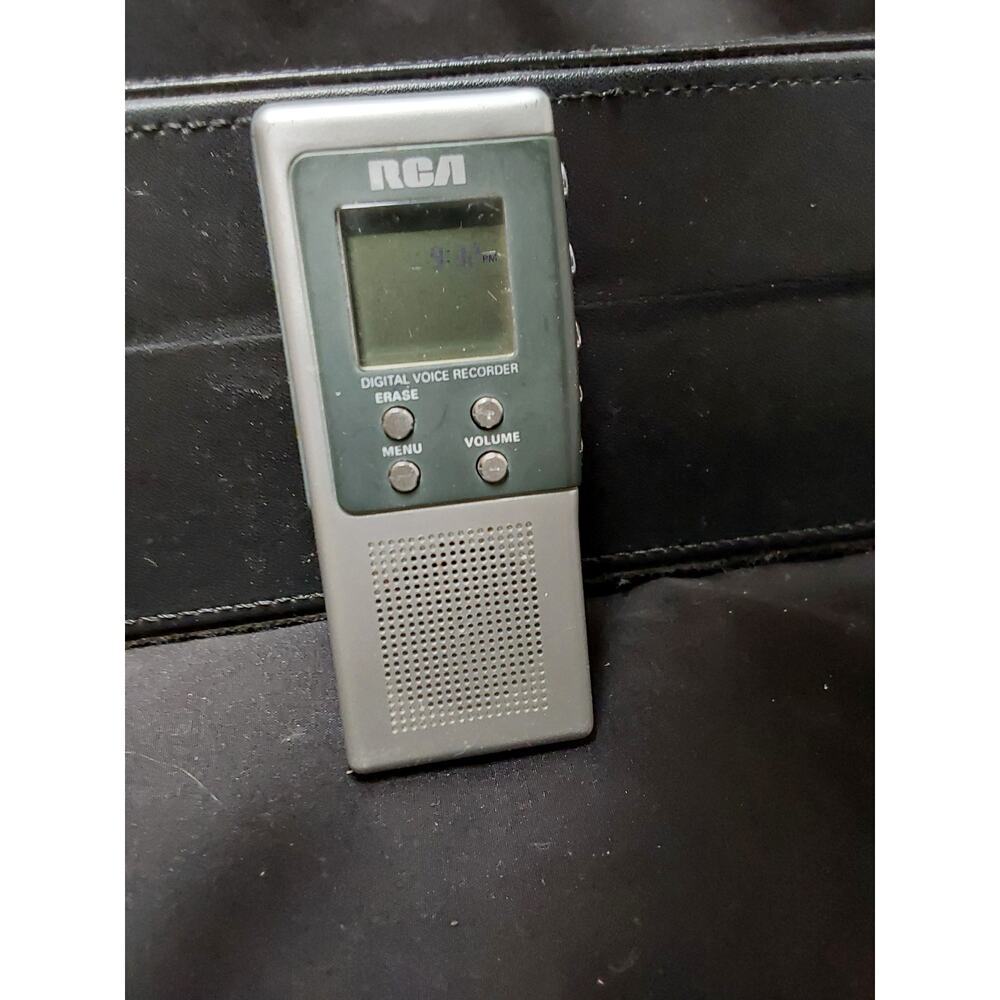 RCA digital Voice recorder Model RP-5012B Silver battery powered